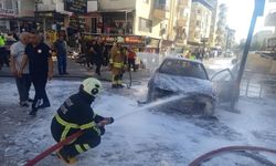 Seyir halindeki otomobilin motoru alev aldı