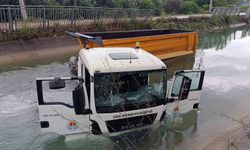 Tır kontrolden çıktı, sulama kanalına düştü