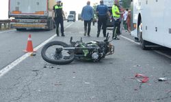 Arızalanan otobüse çarpan motosiklet sürücüsü öldü
