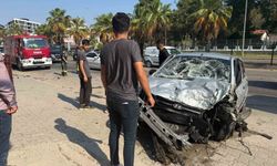 Kontrolden çıkan otomobil refüjdeki bariyerlere çarptı