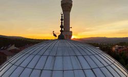 Leylekler gün batımını cami kubbesinde karşıladı