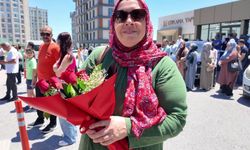 Sınavdan çıkan çocuğunu çiçeklerle karşıladı