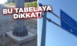 Sinop'ta rüzgârın gevşettiği tabela tehlike oluşturuyor