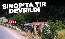 Virajda kontrolden çıkan tır devrildi