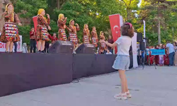 Minik Defne Halk Oyunları Şenliği'ne damga vurdu