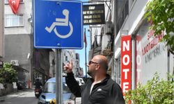 Levhaya çarpıp yaralanan vatandaş tepki gösterdi!