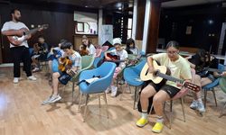 Sinop'ta gençler yaz tatilini gitar dersiyle değerlendiriyor