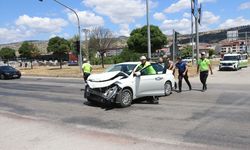 Beton mikseri ile çarpışan otomobildeki 5 kişi yaralandı