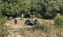 Devrilen traktörden atlayan sürücü yaralandı