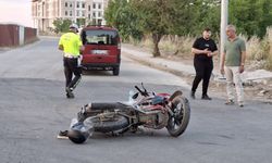 Hafif ticari araçla çarpışan motosikletteki 2 kişi yaralandı