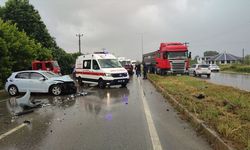 İki otomobilin çarpıştığı kazada 2'si ağır 4 kişi yaralandı