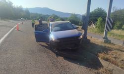 Refüje çarpan otomobildeki 4 kişi yaralandı