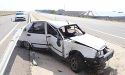 Bariyere çarpan otomobil hurdaya döndü