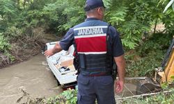 Boru patladı, kamyonet mahsur kaldı