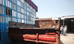 Hurda kasaları uygunsuz biçimde taşıyan kamyonete ceza