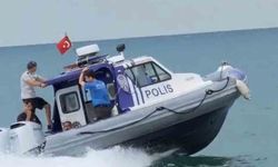 Mahsur kalan yüzücüyü deniz polisi kurtardı