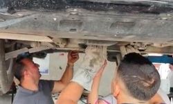 Otomobilin motoruna sıkışan yavru kedi kurtarıldı