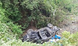 Otomobille çarpışan hafif ticari araç dereye uçtu