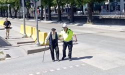 Trafik polisinin yaşlı adama davranışı yürekleri ısıttı