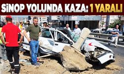 Sinop yolunda otomobil elektrik direğine çarptı