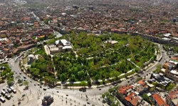 Türbesinin Kapısı Kilitli, Dört Yanı Açık: Mizahın Yedi Asırlık Adresi