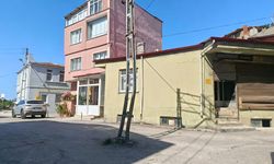 Yol ortasındaki elektrik direği tehlike saçıyor