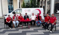 Hopa Kaymakamı kan bağışı aracını ziyaret etti