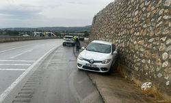 Otomobilin duvara çarpması sonucu 6 kişi yaralandı