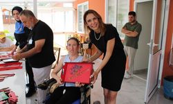 Özel bireyler için ahşap tepsi boyama etkinliği