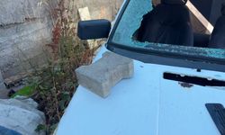 Park halindeki otomobilin camlarını kırdılar