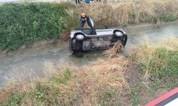 Su kanalına düşen otomobilin sürücüsü yaralandı