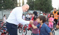 Canik'te camiye giden çocuklar hediyelerine kavuşuyor
