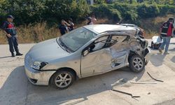 Kamyon ile otomobil çarpıştı: 3 yaralı