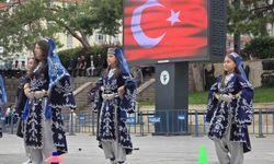 Komandoların zeybek oyununa ilgi