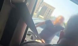 Minibüs şoförü ile otomobil sürücüsü arasında gerginlik