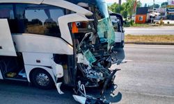 Otobüsün çarptığı kamyonet sürücüsü öldü, 15 kişi yaralandı