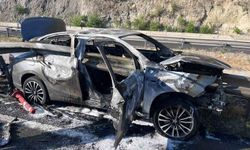 Otomobil bariyere çarpıp alev aldı