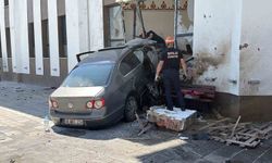 Otomobil caminin imam odasına daldı