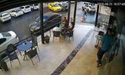 Otomobilin kafenin girişine çarptığı anlar kamerada