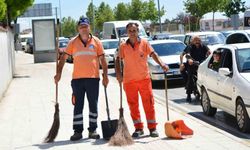 Yolda kalan sürücünün yardımına temizlik personeli koştu