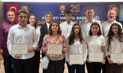 AK Parti’ye katılan gençlere rozet ve belgeleri takdim edildi