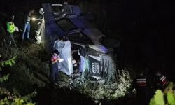 Devrilen minibüsteki 2 kişi yaralandı