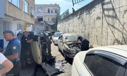 İstinat duvarından araçların üzerine düşen pikaptaki 2 kişi yaralandı