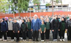 Öğrenciler yeni haftaya bayrak töreniyle başladı