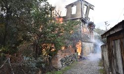 Tarihi ahşap bina yangında kül oldu