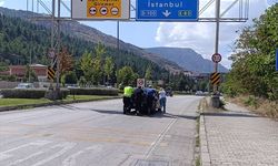 Yolda kalan sürücüye polis ekibi yardım etti
