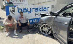 2 otomobile çarpıp savrulan araç duvara çarptı