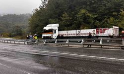 Düzce D-655 karayolunda tır yolu trafiğe kapattı