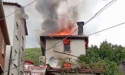 İki katlı ev alev alev yandı