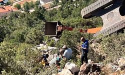 İş makinesi 60 metrelik uçuruma yuvarlandı